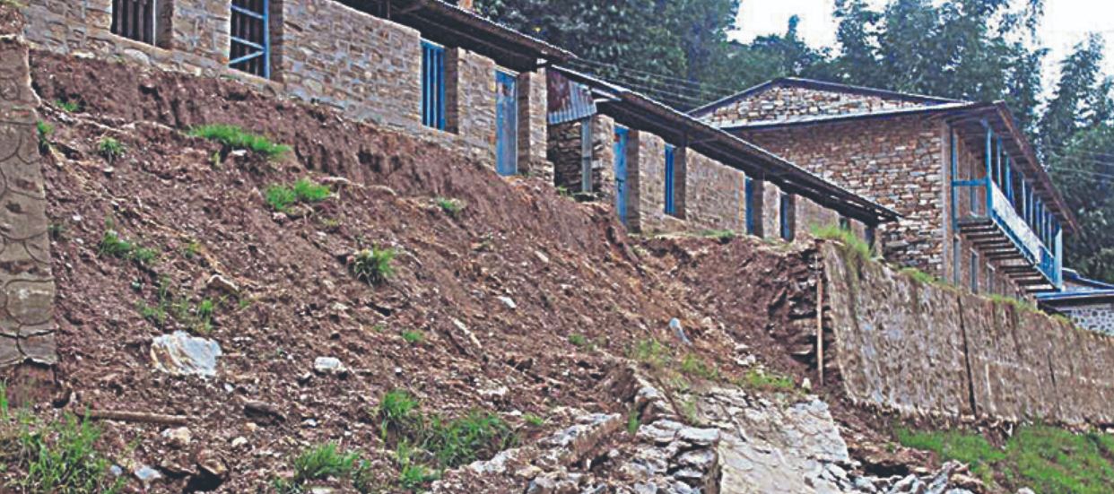 डेढ महिना नबित्दै पर्खाल भत्कियोे 